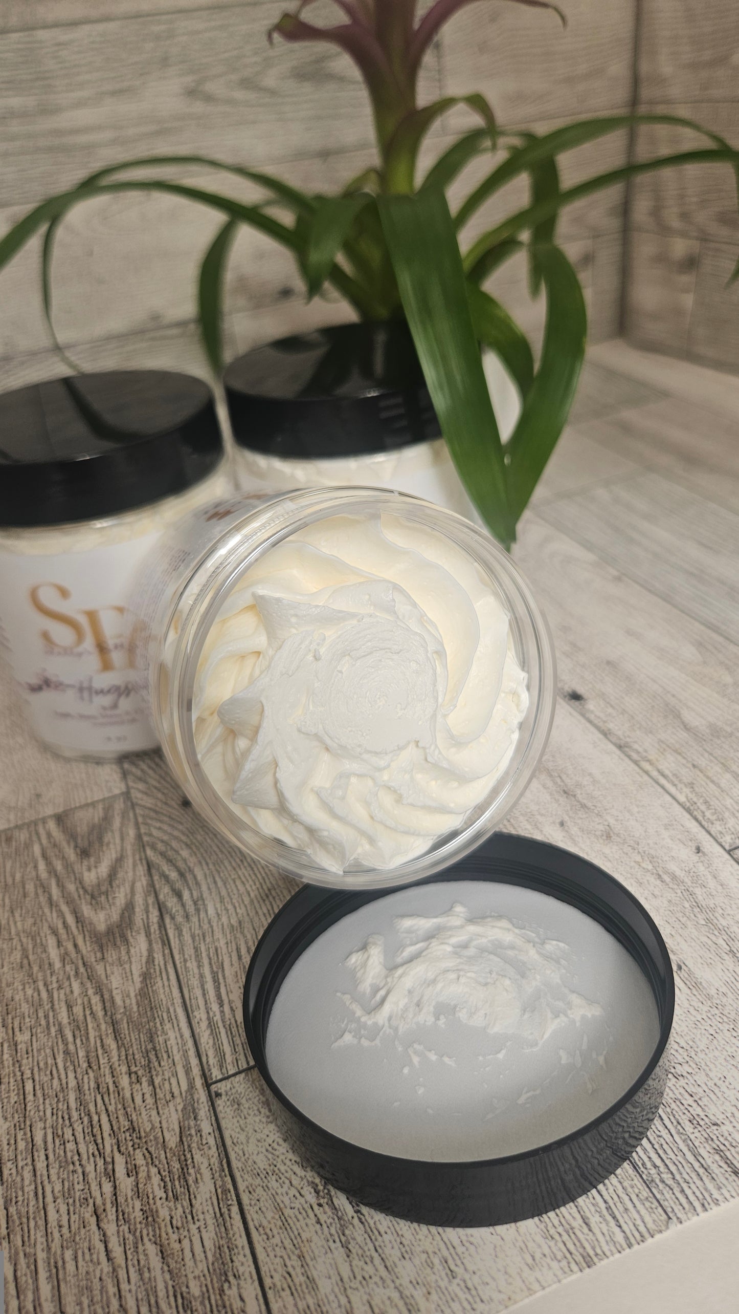 Hugs body butter with vanilla, ylang ylang and Cedar wood, essential oils.