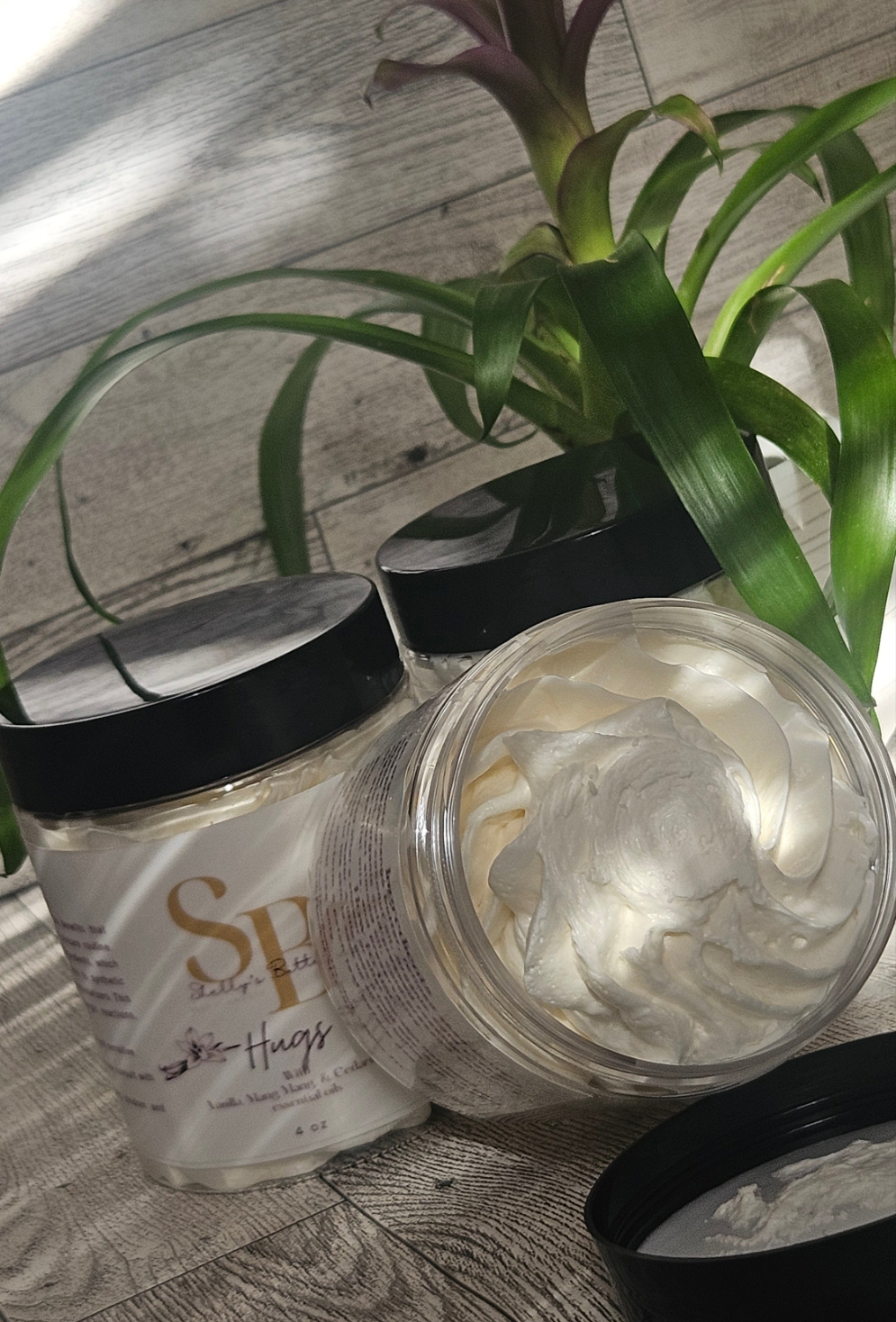 Hugs body butter with vanilla, ylang ylang and Cedar wood, essential oils.