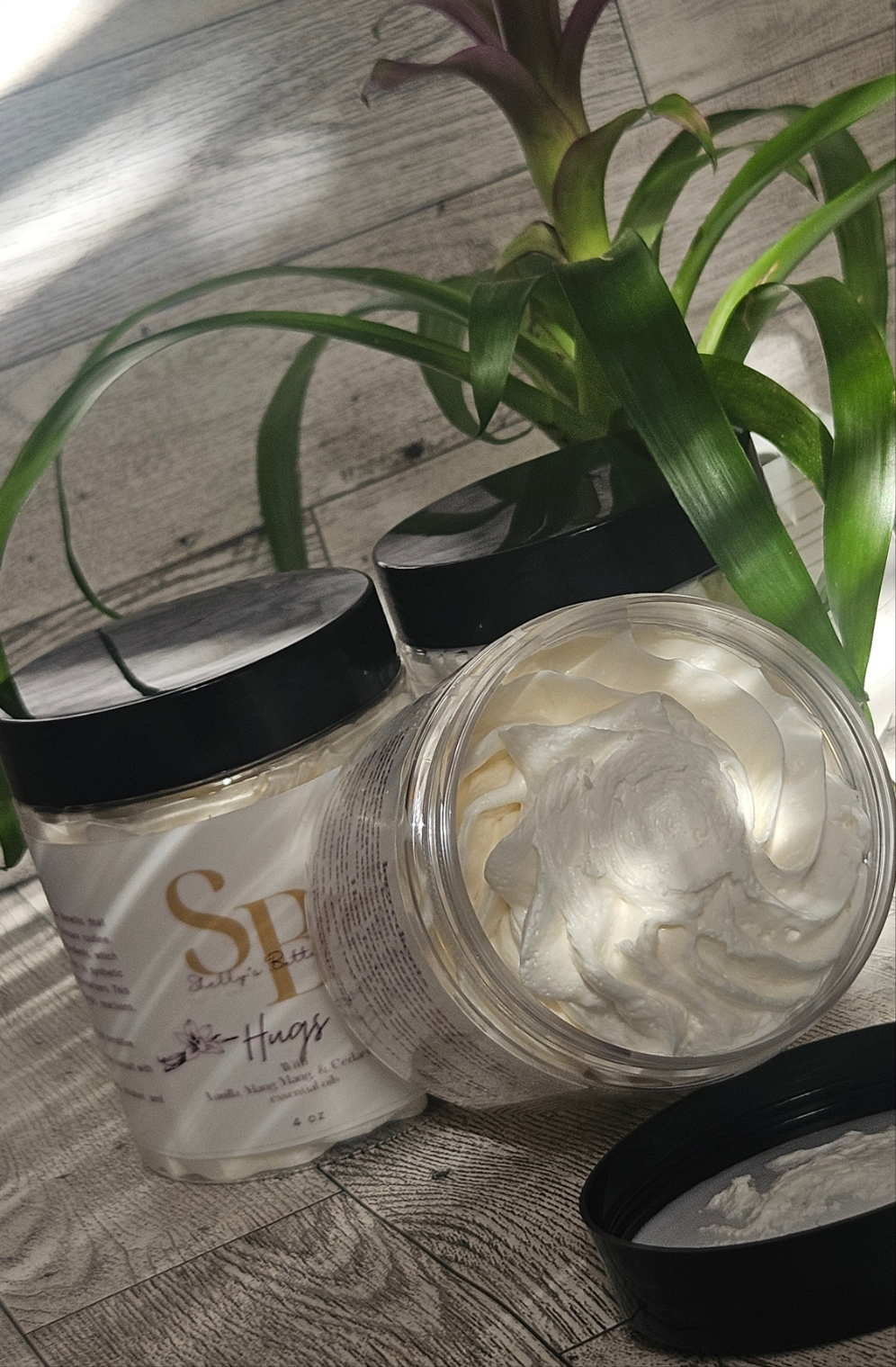 Hugs body butter with vanilla, ylang ylang and Cedar wood, essential oils.