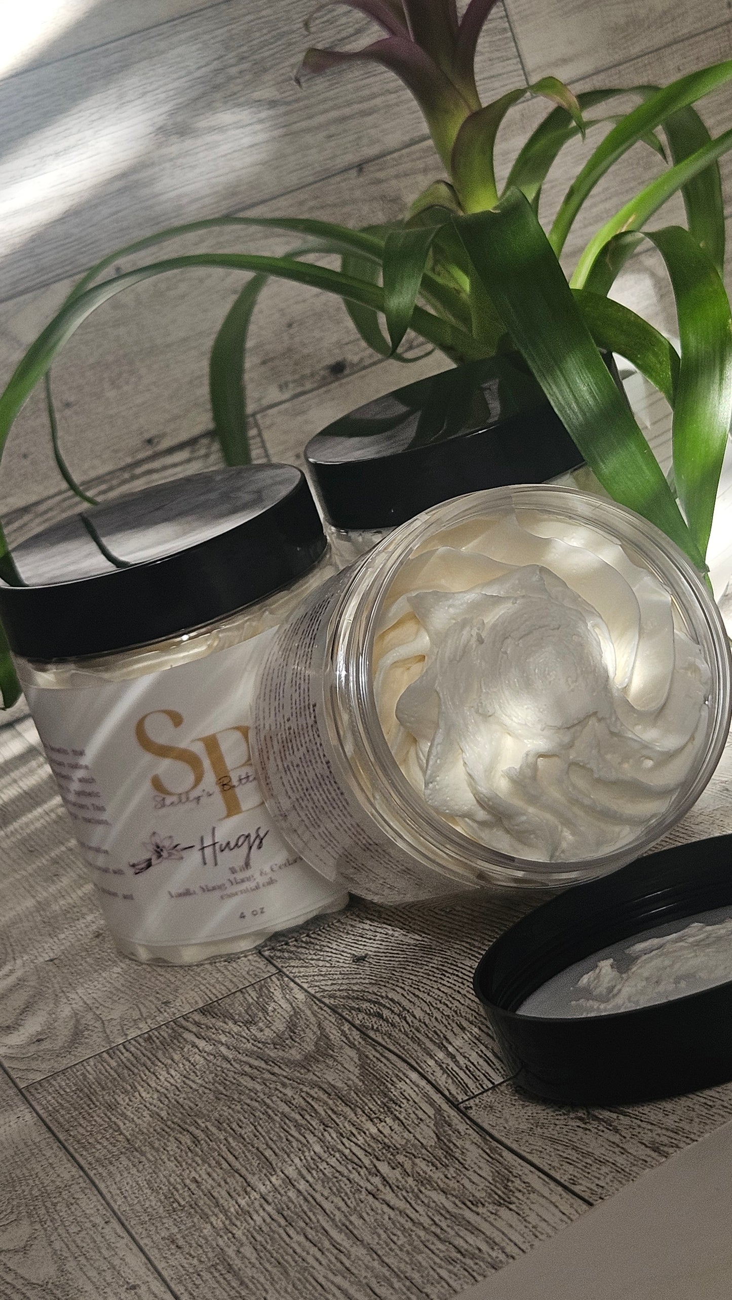 Hugs body butter with vanilla, ylang ylang and Cedar wood, essential oils.