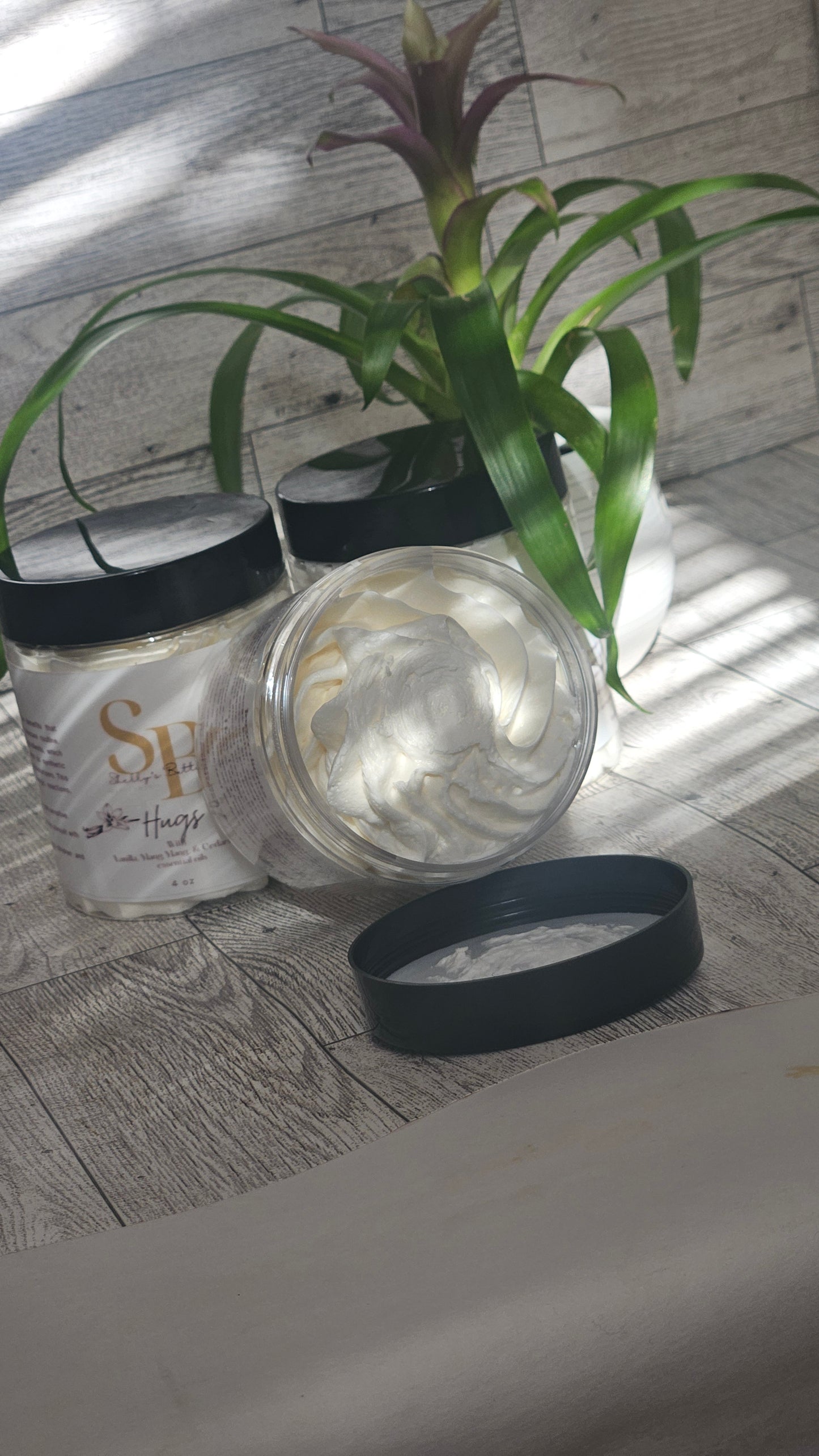 Hugs body butter with vanilla, ylang ylang and Cedar wood, essential oils.